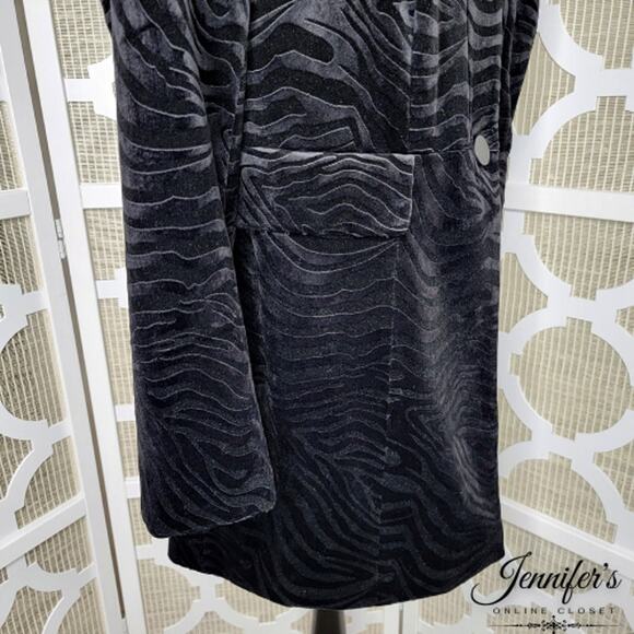 Chico's NWT Black Crushed Velvet Embossed Zebra Print Longline Jacket Size 8/10 - Picture 6 of 12